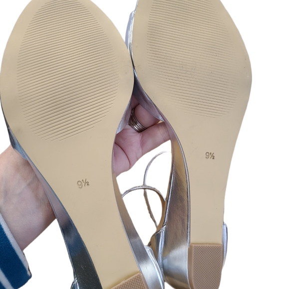 Badgley Mischka Silver Open Toe Sandals 9.5 - Picture 7 of 8